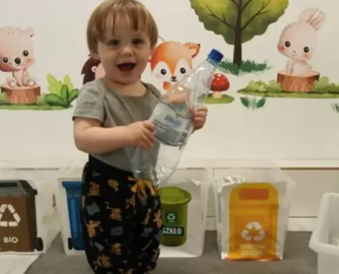 Dziecko trzymające butelkę wody w żłobku