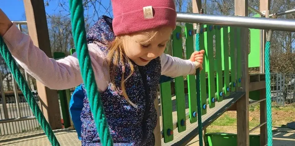 Dziewczynka bawiąca się na placu zabaw