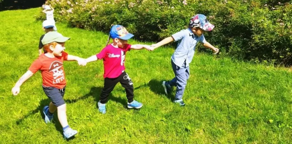 Dzieci bawiące się na świeżym powietrzu